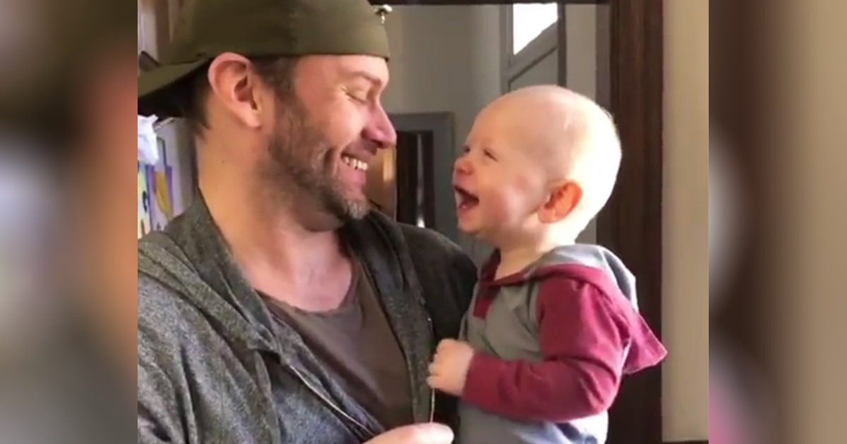 dad-beetboxing-to-son