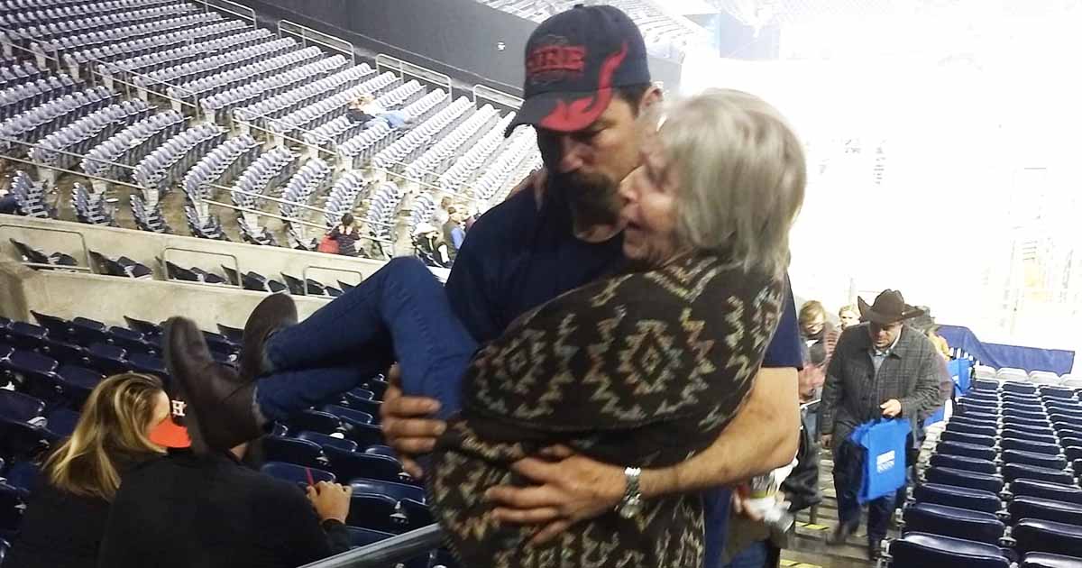 firefighter-carries-elderly