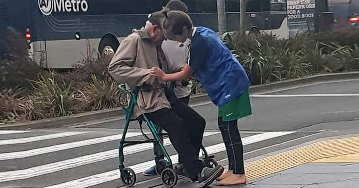 two-auckland-boys-helps-elderly-man