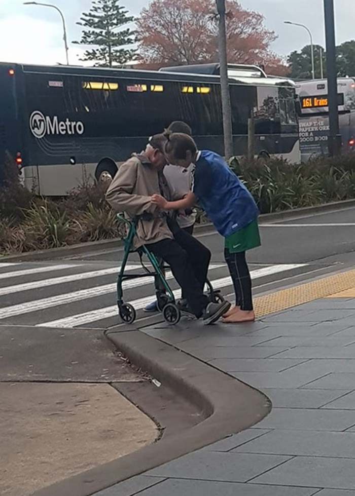 two-new-zealand-boys-helps-elderly-man