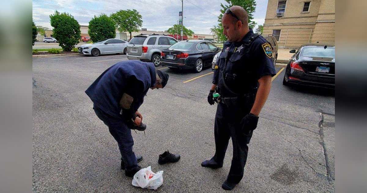 officer-gives-shoes-homeless