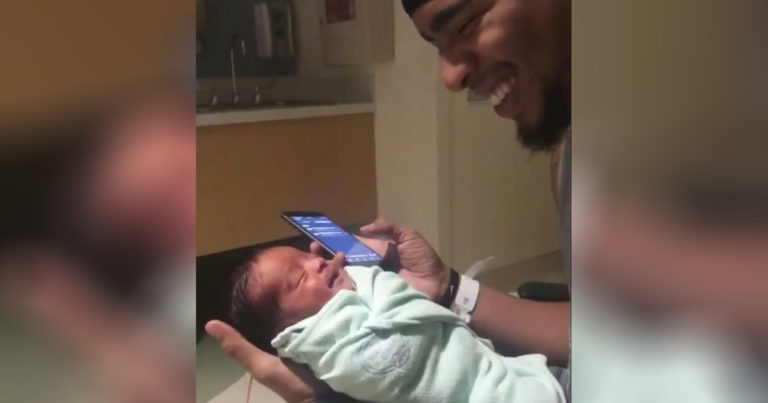 baby-smiles-at-dad