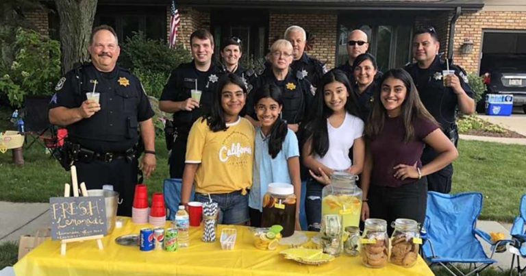 community-helps-girl-lemonade-stand