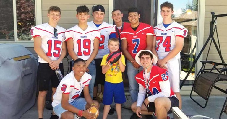 kind-football-players