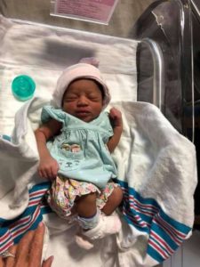 sisters-give-birth-same-day-dads-birthday-03