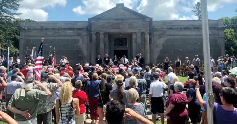 strangers-attends-veterans-funeral