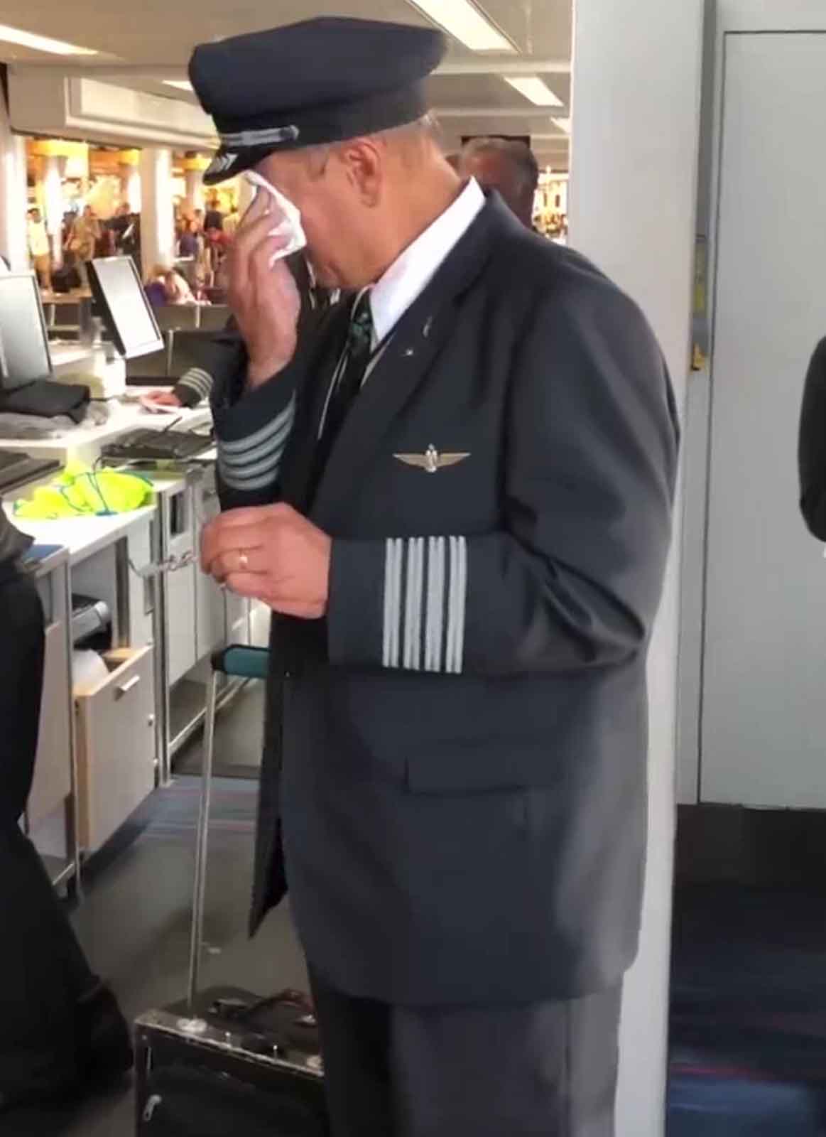 American-airlines-Pilot-emotional-sendoff-3