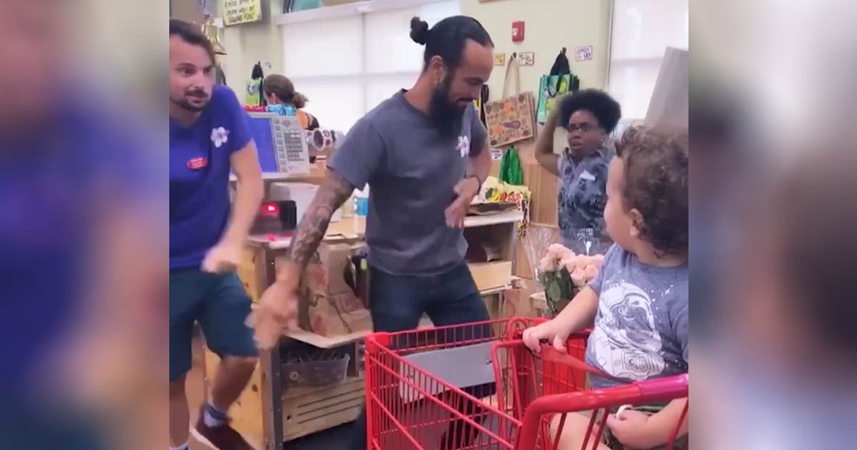 Trader-Joe's-employees-dancing-toddler-tandrum
