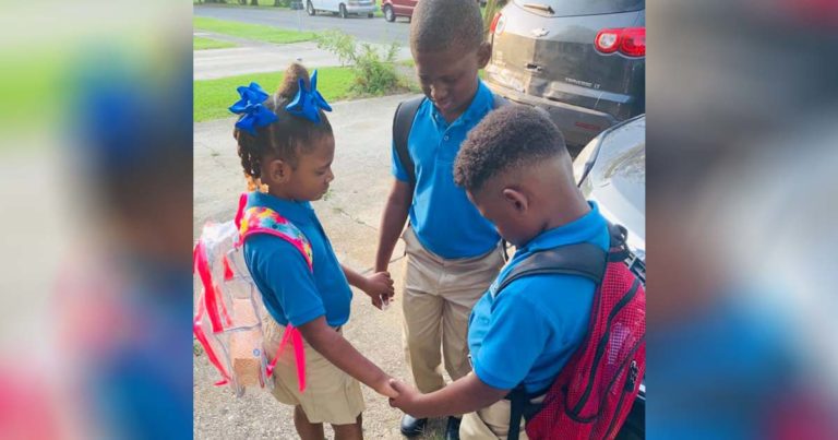 kids-praying-before-school