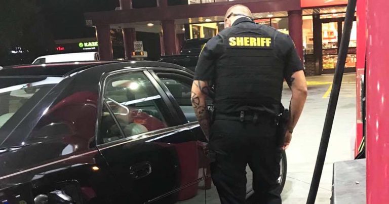 officer-pays-womans-gas