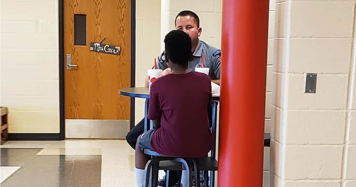 Police-Officer-Gives-Student-Chick-fil-A Lunch