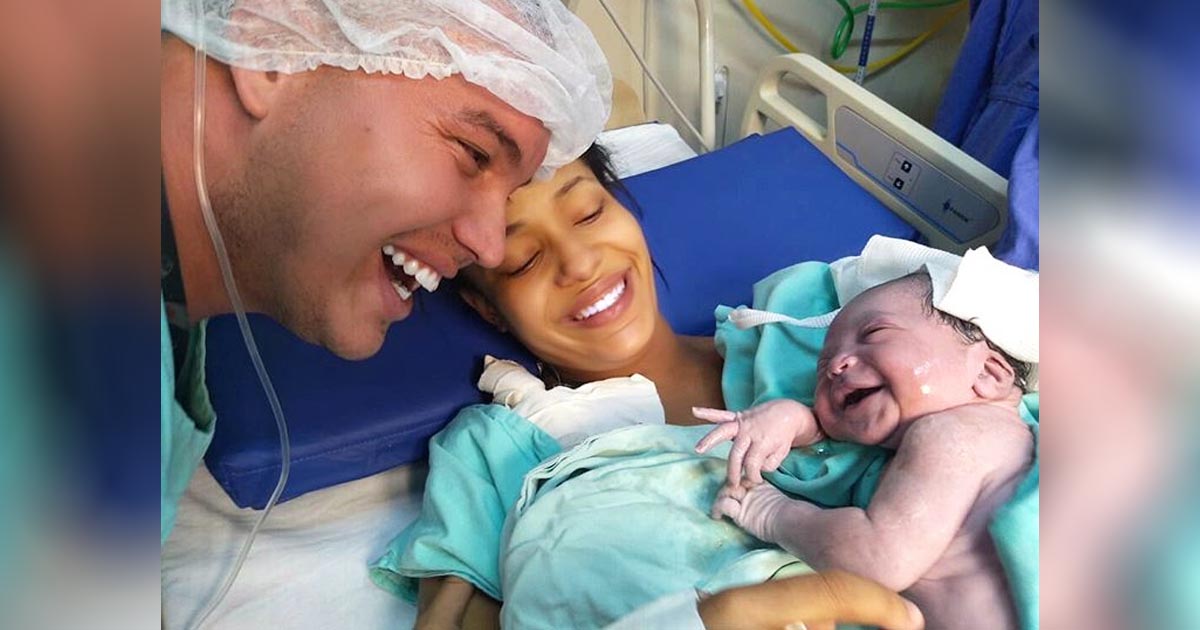 newborn-smiles-at-dad
