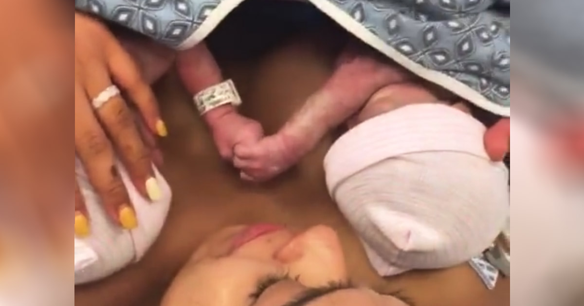 newborn-twins-holding-hands