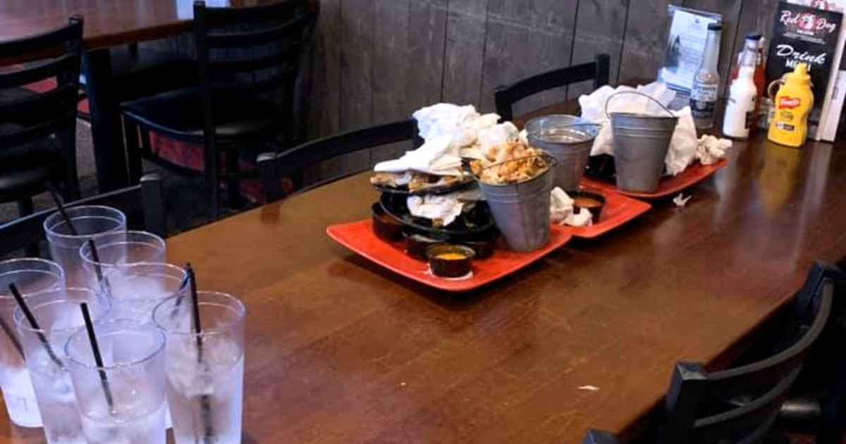 boys-clean-restaurant