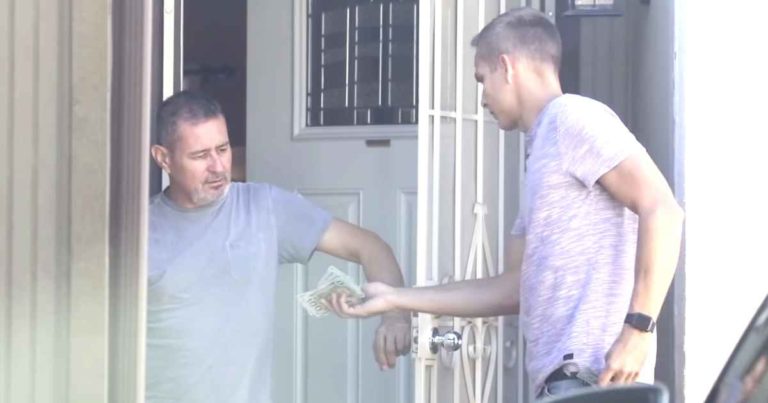 man-gives-money-to-stranger