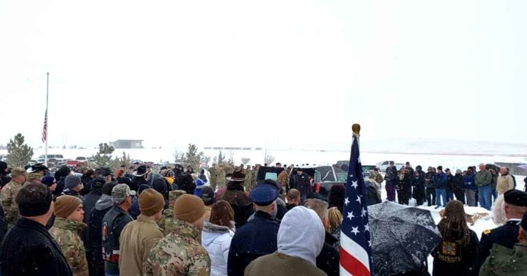 strangers-attends-veterans-funeral