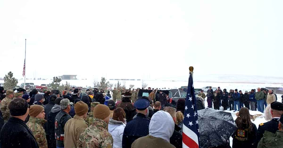 strangers-attends-veterans-funeral