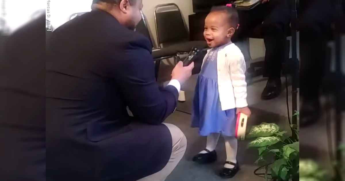 little-girl-sings-at-church-ariana-allen