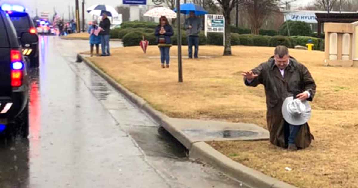 man-prays-for-fallen-police-officer