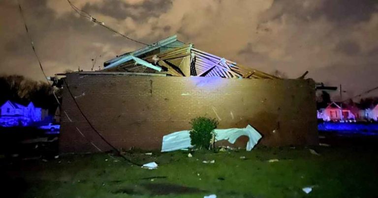 nashville-church-worship-after-tornado