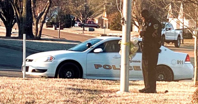 school-resource-officer-prays-at-flagpole