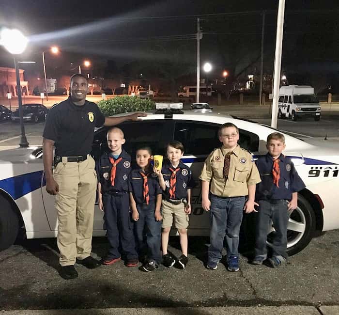 officer-shares-lunch-with-homeless