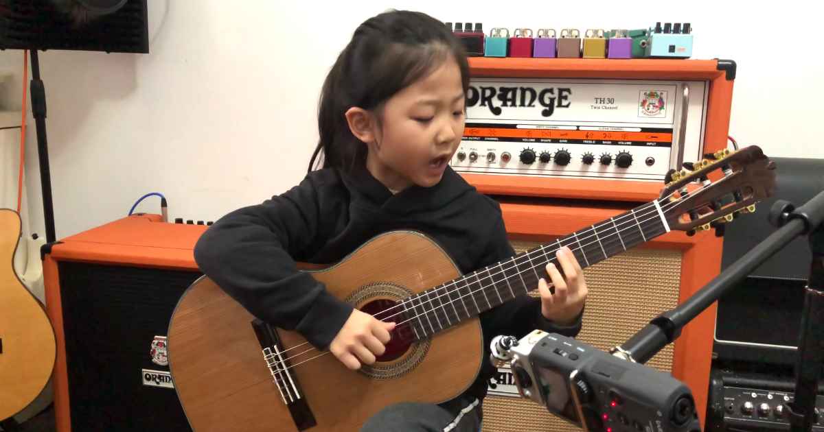miumiu-fly-me-to-the-moon-guitar