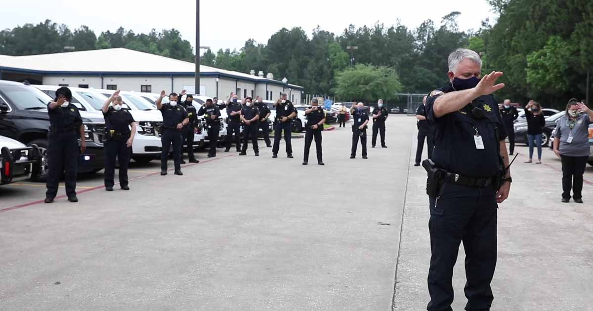 texas-police-prays-for-colleague-battling-coronavirus