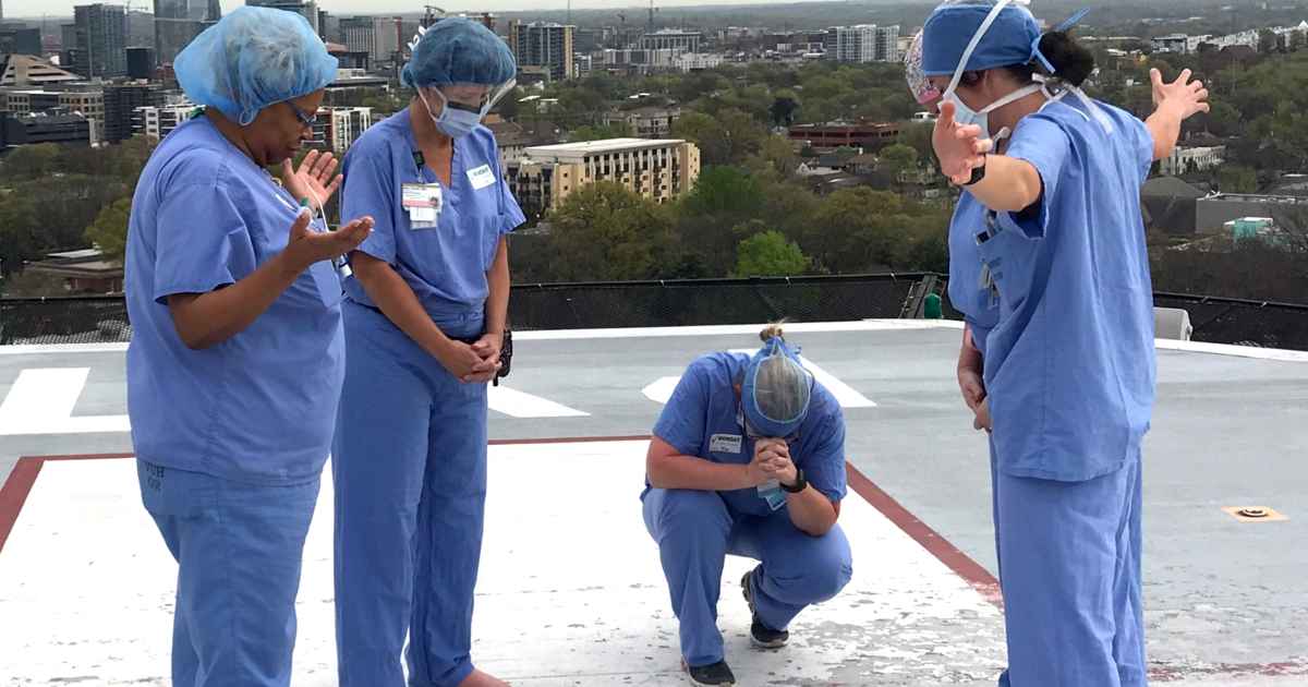 nashville-nurses-pray-at-helipad