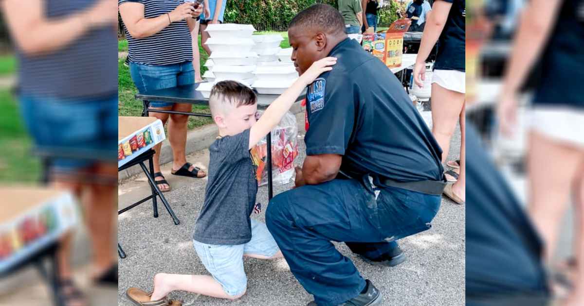 boy-prays-for-officer