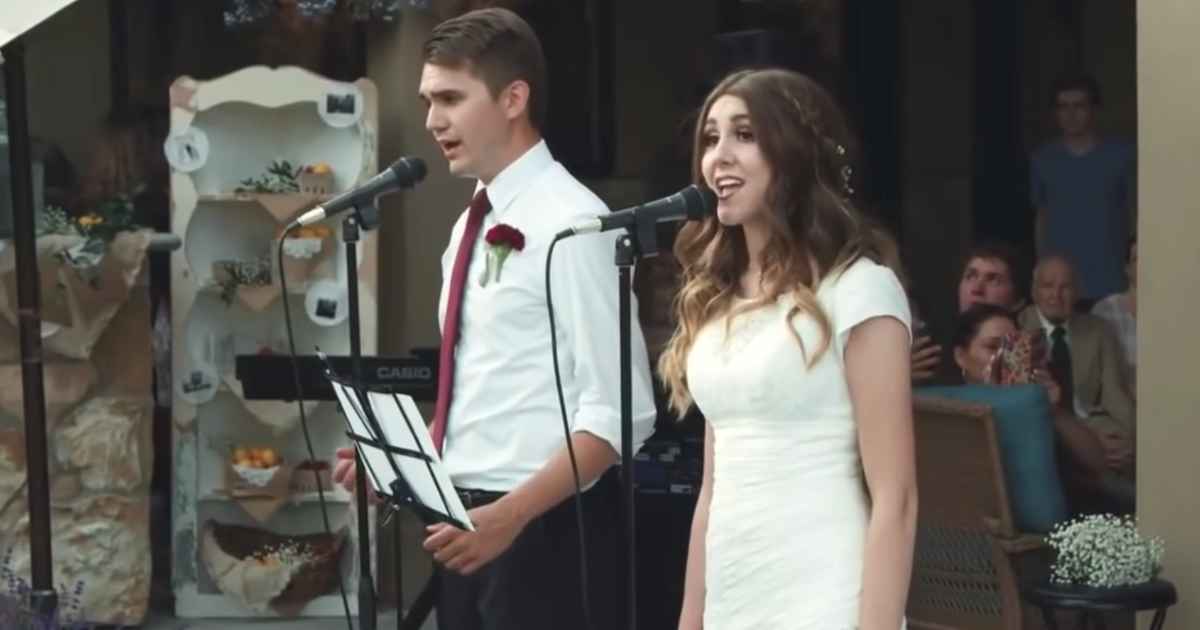 brother-and-sister-sing-the-prayer