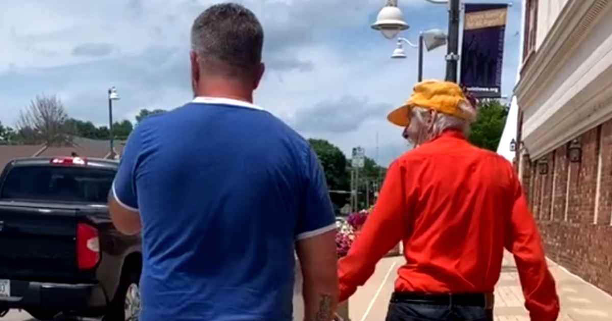 couple-help-elderly-tiktok