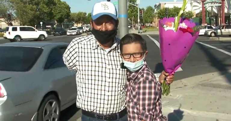 boy-helps-one-armed-flower-seller