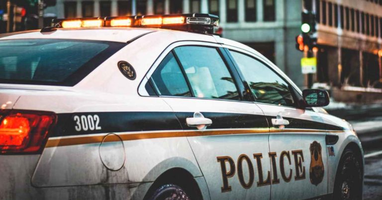 police-officer-helps-struggling-mom