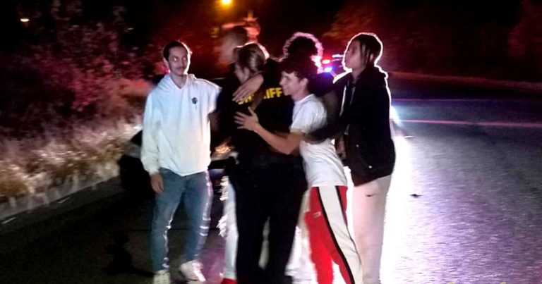 teens-rescue-deputy-elliott