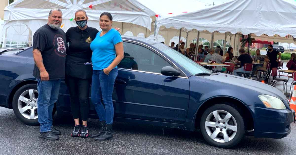 customers-give-waitress-car