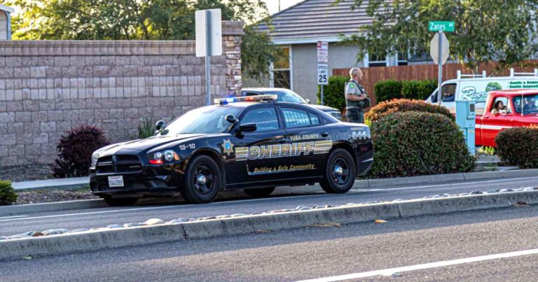 officer-helps-stranded-family