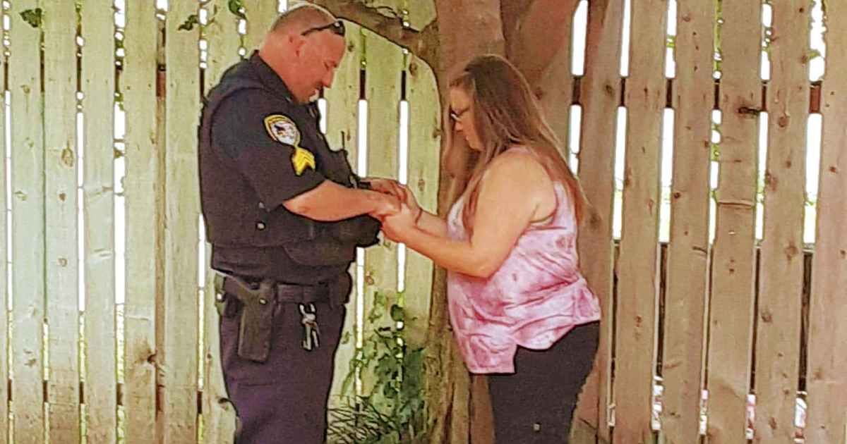 police-officer-prays-with-woman-he-arrested