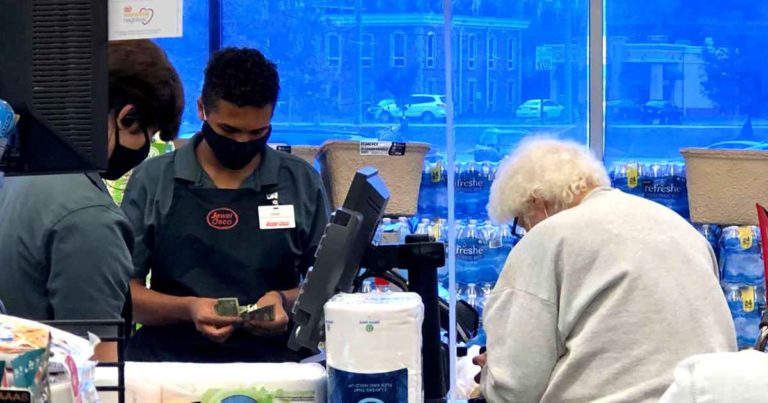 grocery-store-worker-kindness