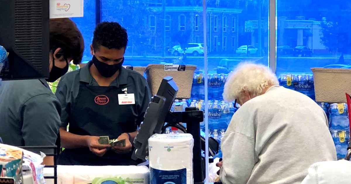 grocery-store-worker-kindness