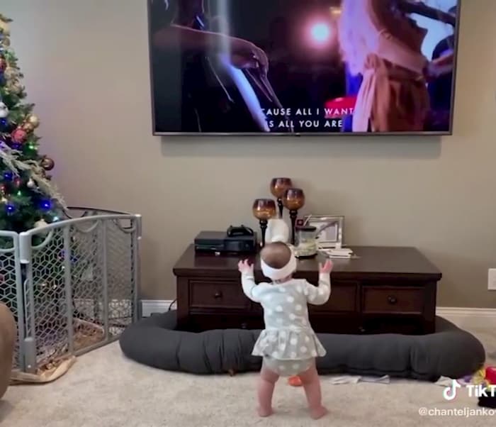 baby-praising-God