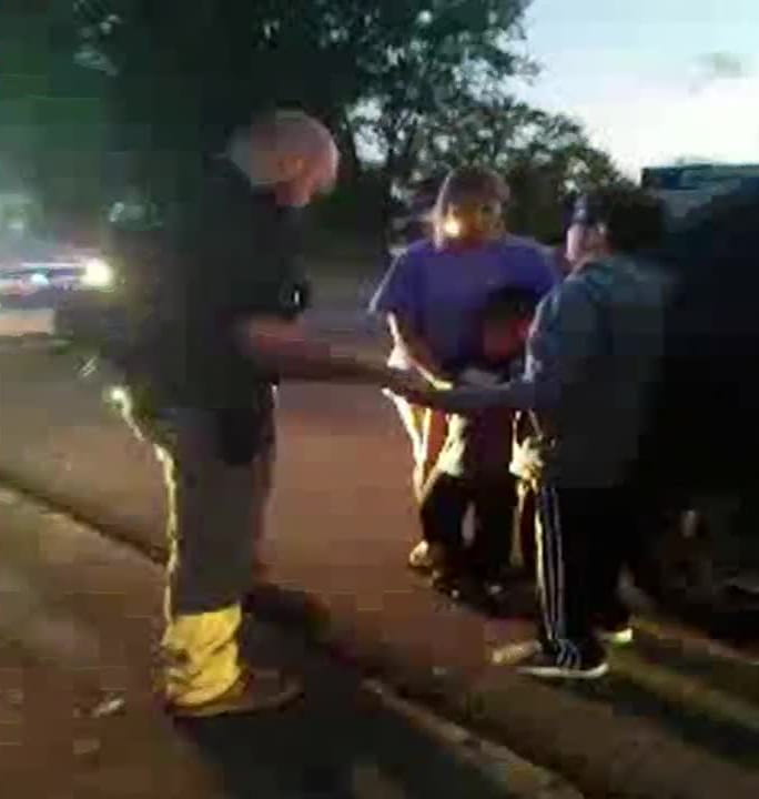 boy-prays-with-police-officer-2