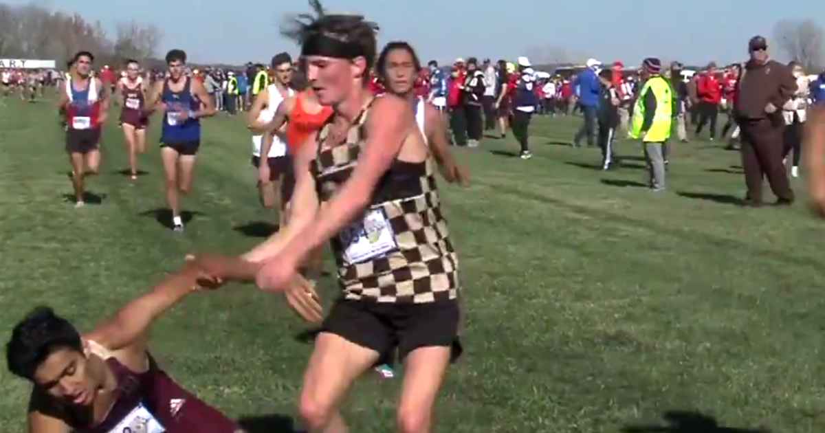 runner-helps-competitor