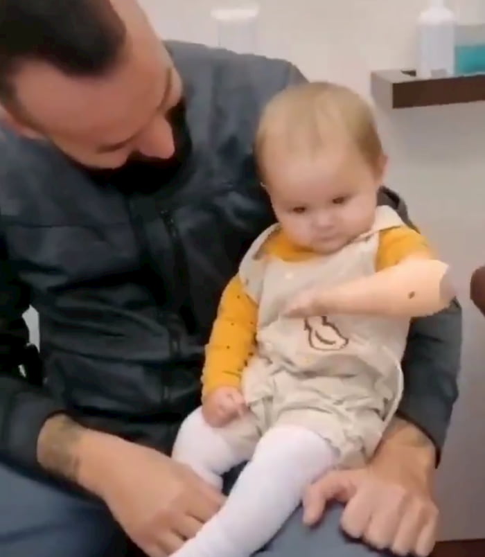 baby-realizes-she-has-an-arm-3