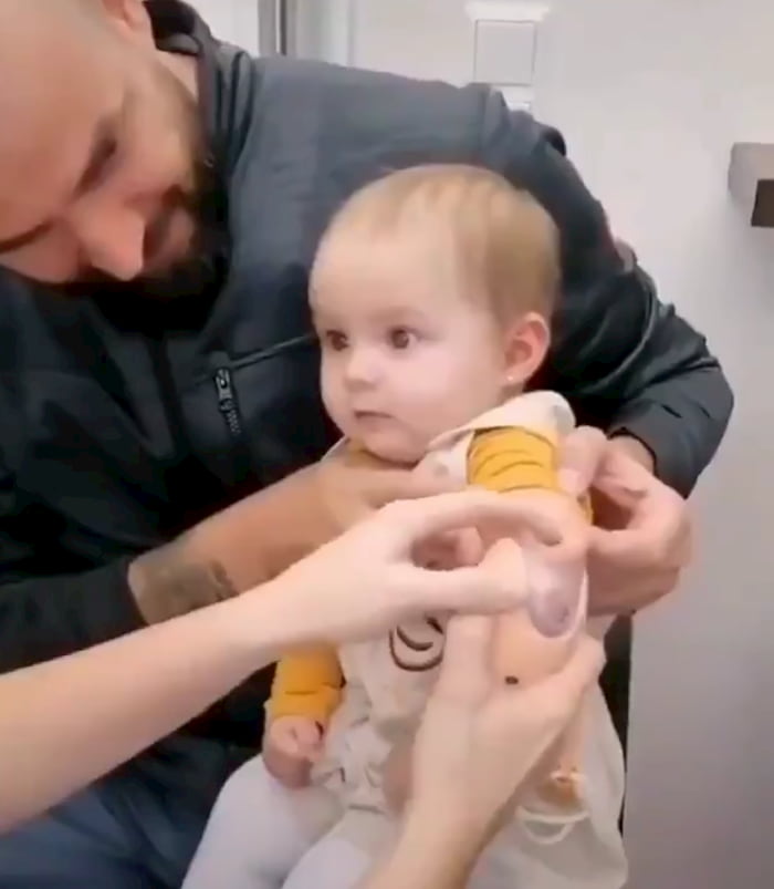 baby-realizes-she-has-an-arm-2