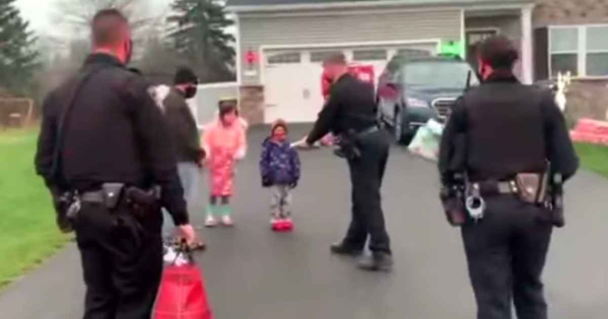police-officers-surprises-boy-with-leukemia