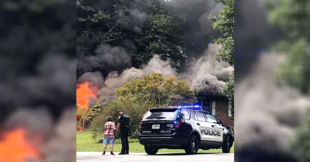 officer-prays-for-elderly-woman