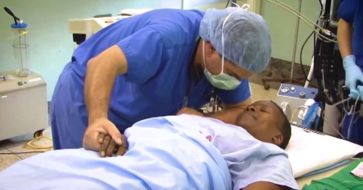 surgeon-prays-for-patient-dr.-michael-haglund