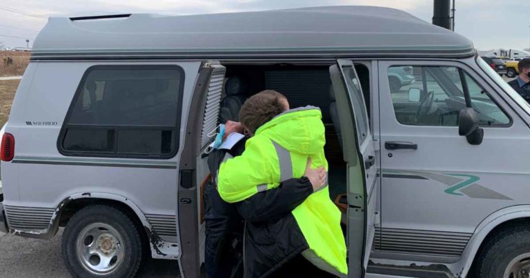deputies-surprise-mom-with-van