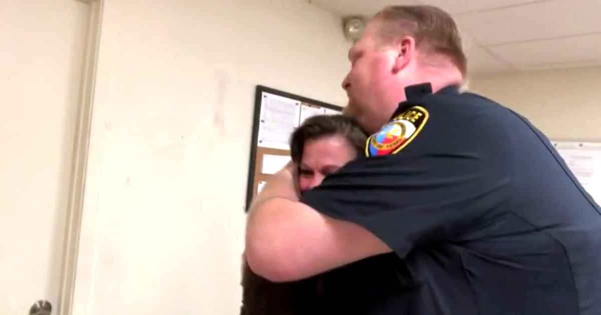 police-officer-buys-gas-for-woman